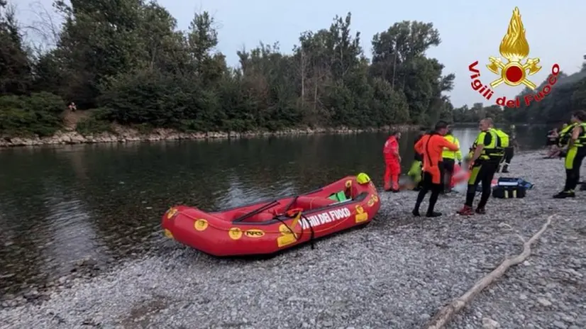 Un'unità di sommozzatori dei Vigili del fuoco impegnata nelle ricerche sul fiume Oglio - © www.giornaledibrescia.it