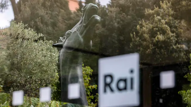 Il cavallo di Francesco Messina alla sede RAI di viale Mazzini, Roma 23 aprile 2024. ANSA/FABIO FRUSTACI