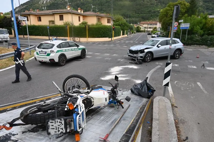 Incidente in via Goldoni tra un'auto e una moto