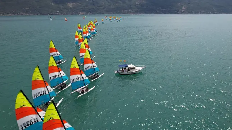 Le classiche vele colorate degli Hobie Cat 16 sulla linea di partenza agli Europei