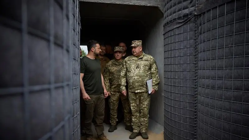 Il presidente ucraino Zelensky durante un'ispezione alla fortificazione nella regione Volinia - Foto Ansa7Epa/Presidential press service © www.giornaledibrescia.it