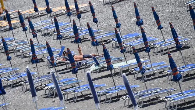 Sdraio e ombrelloni sulle spiagge del litorale genovese. Genova, 19 Giugno 2020. ANSA/LUCA ZENNARO