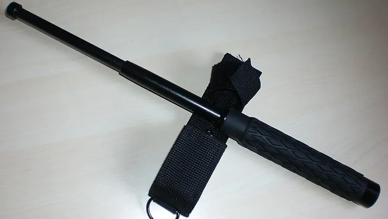 Un manganello telescopico © www.giornaledibrescia.it