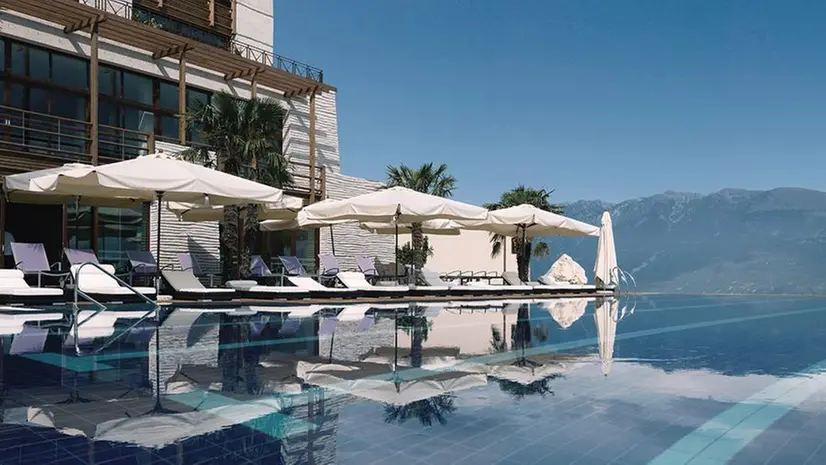 Una veduta dell'infinity pool del Lefay Resort & Spa Lago di Garda