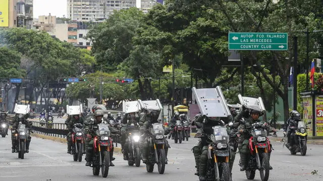 epa11510505 Members of the Bolivarian National Guard (GNB) patrol Av. Chacaito in Caracas, Venezuela, 30 July 2024. Thousands of Venezuelans gathered in Caracas on 30 July in an event called by the majority opposition, to reject for the second consecutive day what they consider to be fraud in the official results of the National Electoral Council (CNE), which proclaimed Nicolas Maduro as re-elected president with 51.2 percent of the votes. EPA/RONALD PENA R