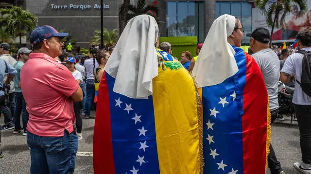 epa11510532 Two nuns wear Venezuelan flags during a demonstration in support of Venezuelan presidential candidate Edmundo Gonzalez Urrutia in Caracas, Venezuela, 30 July 2024. Thousands of Venezuelans gathered in Caracas on 30 July in an event called by the majority opposition, to reject for the second consecutive day what they consider to be fraud in the official results of the National Electoral Council (CNE), which proclaimed Nicolas Maduro as re-elected president with 51.2 percent of the votes. EPA/HENRY CHIRINOS