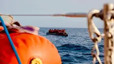 Il veliero ong Nadir ha soccorso un gommone di 10 metri con a bordo 47 persone (tra loro 5 donne e 3 minori) originari di Congo, Gambia, Nigeria, Sudan, Mali, Senegal e Guinea Conakry. Il gruppo, giÃ trasbordato su una motovedetta della guardia costiera e sbarcato a Lampedusa, ha riferito d'essere partito, pagando 2.500 dollari, da Zawya in Libia. La ong Nadir nei giorni scorsi aveva soccorso, in area Sar Maltese, l'imbarcazione nella cui stiva sono stati trovati 10 giovani migranti morti per asfissia. ELENA ELEFANTE/ RESQSHIP (@resqship)(ANSA). NPK +++ HO NO SALES - DITORIAL USE ONLY +++ o +++ ANSA PROVIDES ACCESS TO THIS HANDOUT PHOTO TO BE USED SOLELY TO ILLUSTRATE NEWS REPORTING OR COMMENTARY ON THE FACTS OR EVENTS DEPICTED IN THIS IMAGE; NO ARCHIVING; NO LICENSING +++