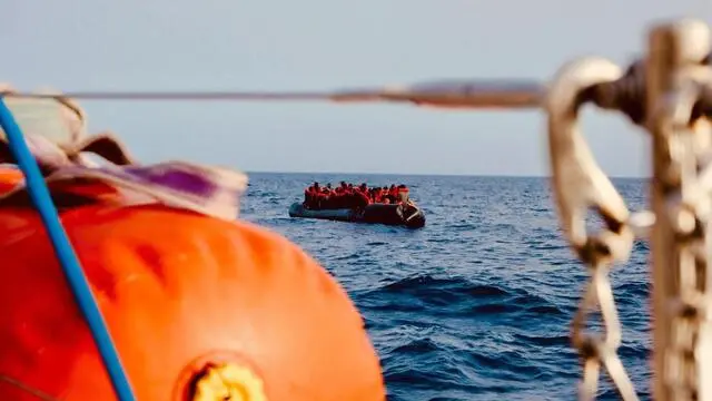 Il veliero ong Nadir ha soccorso un gommone di 10 metri con a bordo 47 persone (tra loro 5 donne e 3 minori) originari di Congo, Gambia, Nigeria, Sudan, Mali, Senegal e Guinea Conakry. Il gruppo, già trasbordato su una motovedetta della guardia costiera e sbarcato a Lampedusa, ha riferito d'essere partito, pagando 2.500 dollari, da Zawya in Libia. La ong Nadir nei giorni scorsi aveva soccorso, in area Sar Maltese, l'imbarcazione nella cui stiva sono stati trovati 10 giovani migranti morti per asfissia. ELENA ELEFANTE/ RESQSHIP (@resqship)(ANSA). NPK +++ HO NO SALES - DITORIAL USE ONLY +++ o +++ ANSA PROVIDES ACCESS TO THIS HANDOUT PHOTO TO BE USED SOLELY TO ILLUSTRATE NEWS REPORTING OR COMMENTARY ON THE FACTS OR EVENTS DEPICTED IN THIS IMAGE; NO ARCHIVING; NO LICENSING +++