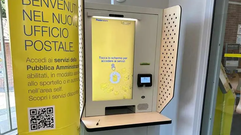 I totem per il rilascio dei documenti anagrafici in posta - © www.giornaledibrescia.it
