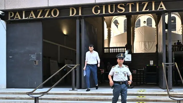 Militari della Guardia di Finanza davanti a palazzo di Giustizia. Genova, 19 luglio 2024. ANSA/LUCA ZENNARO