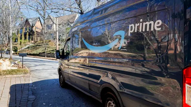 epa10391165 An Amazon delivery van makes a stop in Atlanta, Georgia, USA, 05 January 2023. According to CEO Andy Jassy, Amazon is planning to lay off more than 18,000 employees as part of a workforce reduction. EPA/ERIK S. LESSER