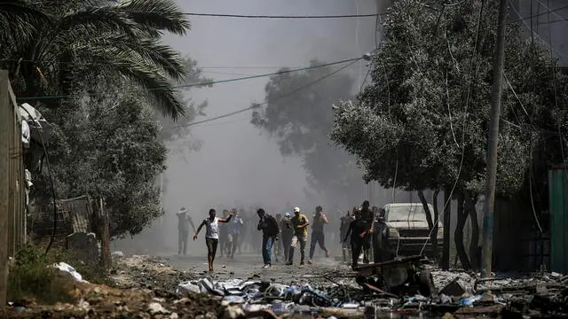 epa11499446 Internally displaced Palestinians run for cover folllowing an Israeli air strike on Khadija school in Deir Al Balah town, Gaza Strip, 27 July 2024. The Palestinian Health Ministry in Gaza said at least 31 Palestinians were killed in the Israeli strike in Khan Younis and more than 80 others were injured. More than 39,000 Palestinians and over 1,400 Israelis have been killed, according to the Palestinian Health Ministry and the Israel Defense Forces (IDF), since Hamas militants launched an attack against Israel from the Gaza Strip on 07 October 2023, and the Israeli operations in Gaza and the West Bank which followed it. EPA/MOHAMMED SABER