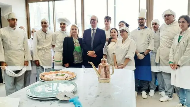 Il ministro dell'Istruzione e del Merito, Giuseppe Valditara, in visita al Cavalcanti, istituto professionale dell'Enogastronomia e dell'ospitalità alberghiera, Napoli, 21 Novembre 2023. ANSA/CIRO FUSCO