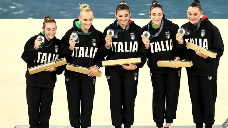 La squadra azzurra che ha conquistato l'argento a Parigi - Foto Ansa © www.giornaledibrescia.it