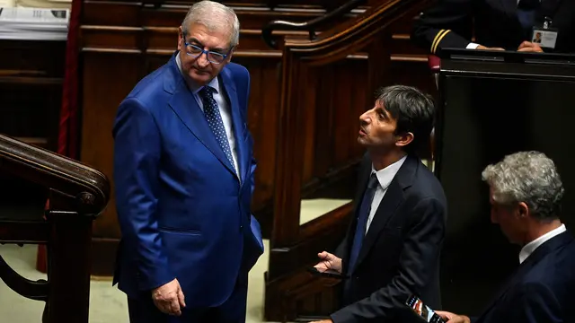 Il capogruppo alla Camera di Fratelli d Italia, Tommaso Foti (S), con il coordinatore Nazionale di Fratelli d Italia, Giuseppe Donzelli (D), durante il voto di fiducia sul dl coesione nell aula della Camera dei Deputati, Roma, 2 luglio 2024. ANSA/RICCARDO ANTIMIANI