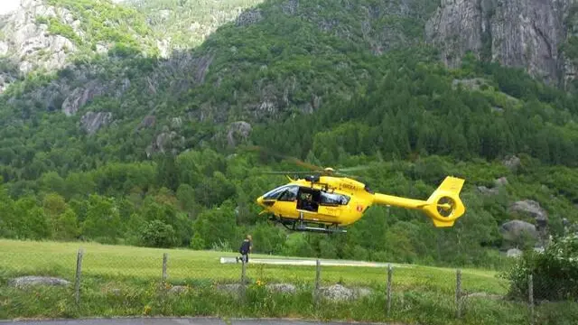 L'elicottero del soccorso alpino si alza in volo per recuperare i tre corpi, Val Masino (Sondrio), 29 maggio 2024. ANSA/ANP