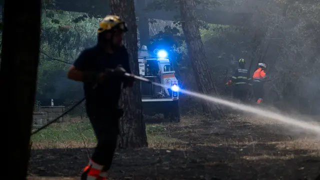 Vigili del Fuoco a lavoro per l’incendio a Monte Mario, Roma, 31 luglio 2024. ANSA/ANGELO CARCONI