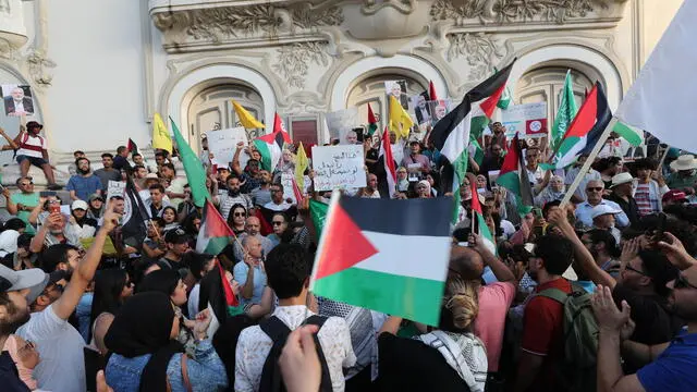 epa11513587 Protesters wave Palestinian flags during a protest to condemn the killing of Hamas leader Ismail Haniyeh, organized by the Popular Current, in Tunis, Tunisia, 31 July 2024. According to an Iranian Revolutionary Guard Corps (IRGC) statement on 31 July, Haniyeh and one of his bodyguards were targeted and killed in Tehran on 31 July 2024. EPA/MOHAMED MESSARA