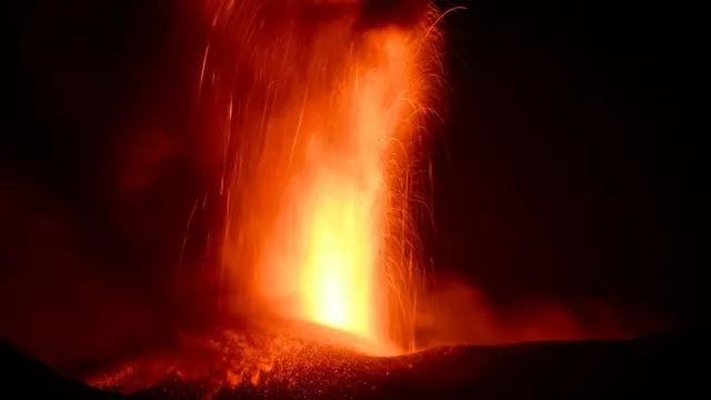 epa11480946 The Mount Etna volcano spews lava during an eruption in Sicily island, Italy, 15 July 2024 (issued 16 July 2024). Mount Etna's Voragine crater spewed lava through the night, with a column of ash that reached an altitude of about 6,000 meters above sea level. EPA/ORIETTA SCARDINO