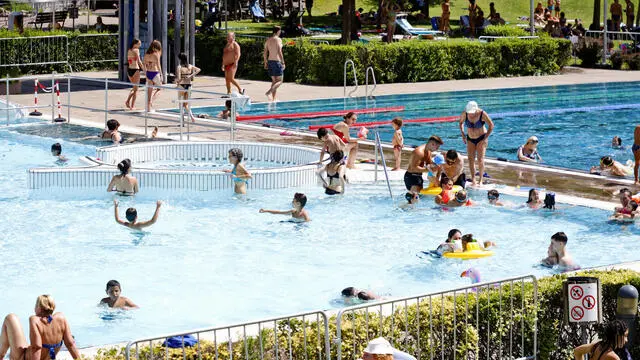 Foto Zambello Lorenzo ANSA Generiche Alto Adige Bolzano Lido Bolzano Estate Piscina Tuffi