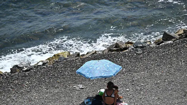 Grande caldo a Genova e grande afa per le alte temperature. Genova, 23 luglio 2024. ANSA/LUCA ZENNARO
