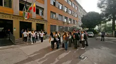 Studentesse e studenti con il vocabolario di italiano sotto braccio aspettano l'apertura della scuola al liceo Mercalli di Napoli, 21 giugno 2023. Da stamattina oltre 536.000 studenti saranno alle prese in Italia con gli esami di Maturità. E quest'anno si torna alla formula pre-Covid, con due scritti e un colloquio. Oggi si parte con la prima prova, quella di Italiano. ANSA/CIRO FUSCO Final exam at the Mercalli high school in Naples, 21 June 2023. From this morning over 536,000 students in Italy will be grappling with the final exams. And this year we return to the pre-Covid formula, with two writings and an interview. Today we start with the first test, that of Italian. ANSA/CIRO FUSCO