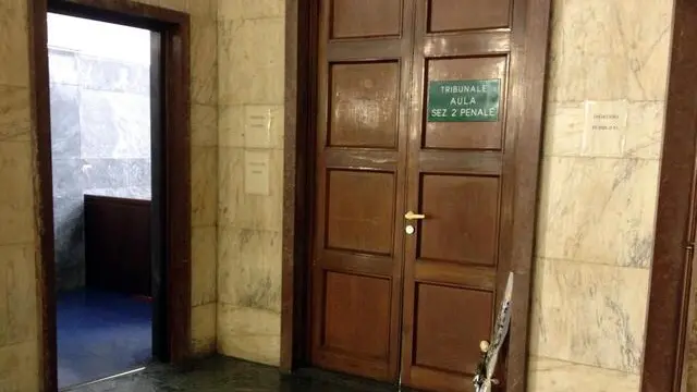 L'aula della seconda sezione penale del tribunale di Milano dove l'imputato-killer Claudio Giardiello ha esploso quattro colpi, Milano, 21 aprile 2015. In piedi davanti ai loro banchi hanno osservato un minuto di silenzio carico di commozione. Così magistrati, avvocati, cancellieri e imputati hanno commemorato stamattina le tre vittime della strage in Tribunale del 9 aprile scorso nell'aula della seconda sezione penale. ANSA/ ++HO - NO SALES EDITORIAL USE ONLY++
