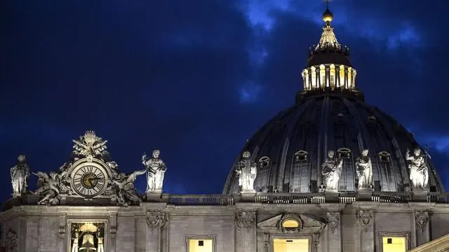 L'orologio della Basica di San Pietro segna le 17.14, orario in cui Papa Francesco ha aperto la porta santa della cattedrale di Bangui, nella Repubblica Centrafricana, anticipando l'inizio del giubileo straordinario della Misericordia per la Repubblica centrafricana e per l'Africa, Roma, 29 novembre 2015. ANSA/ANGELO CARCONI