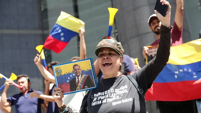 epa11510254 A woman holds a picture of Venezuelan presidential candidate Edmundo Gonzalez Urrutia during a protest against the results of the presidential election in Caracas, Venezuela, 30 July 2024. Thousands of Venezuelans gathered in Caracas on 30 July in an event called by the majority opposition, to reject for the second consecutive day what they consider to be fraud in the official results of the National Electoral Council (CNE), which proclaimed Nicolas Maduro as re-elected president with 51.2 percent of the votes. EPA/RONALD PENA R