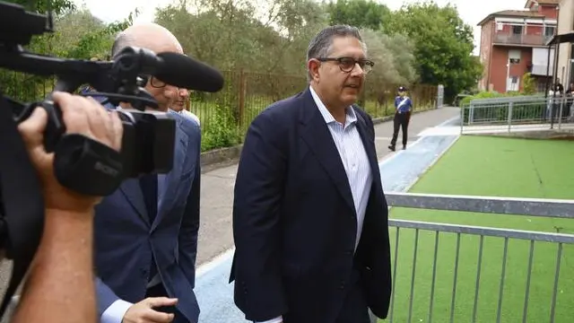 Il presidente della regione Liguria Giovanni Toti arriva al plesso scolastico Don Lorenzo Celsi per votare alle elezioni europee ad Ameglia, 09 giugno 2024. Il presidente ha potuto espletare il suo diritto al voto dopo che la Procura di Genova lo ha autorizzato. The president of the Liguria region Giovanni Toti arrives at the Don Lorenzo Celsi school complex to vote in the European elections in Ameglia, 09 June 2024. The president was able to exercise his right to vote after the Genoa Prosecutor's Office authorized it. ANSA/LUCA ZENNARO