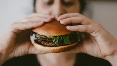 Nelle abitudini alimentari degli adolescenti c'è parecchio junk food