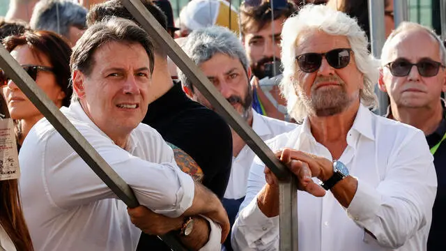 Il presidente del M5S, Giuseppe Conte (S) affiancato da Beppe Grillo durante la manifestazione organizzata dal Movimento 5 Stelle contro il lavoro precario Basta Vite Precarie, Roma 17 giugno 2023. ANSA/FABIO FRUSTACI