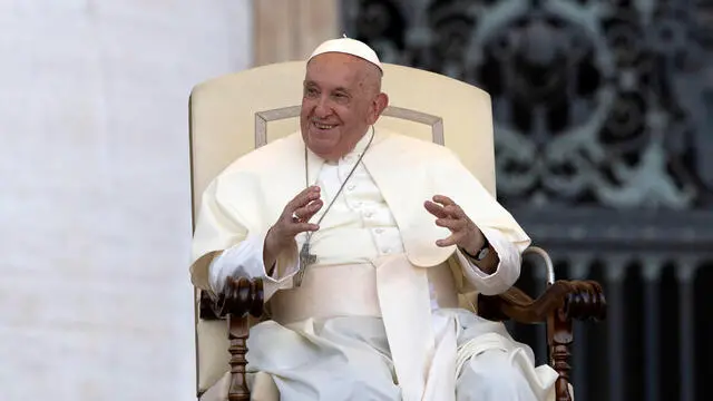 Papa Francesco incontra i ministranti a piazza San Pietro. Città del Vaticano, 30 luglio 2024 ANSA/MASSIMO PERCOSSI