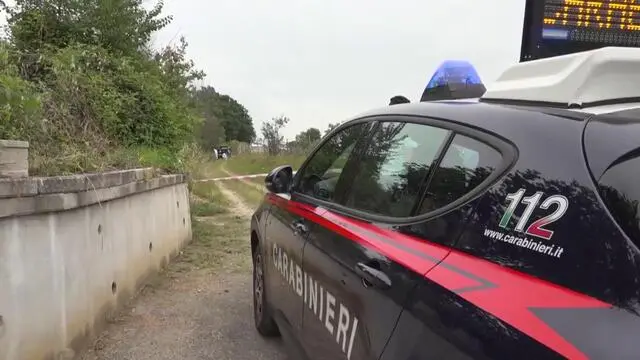 La polizia scientifica e i carabinieri sul luogo dove un uomo ha ucciso lo zio e ferito gravemente il cugino per una lite su un parcheggio nel frusinate, in località Castelmassimo a Veroli, 9 giugno 2024. ANSA / ANTONIO NARDELLI