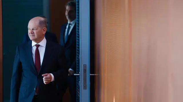 epa11067279 German Chancellor Olaf Scholz (L) enters the room in front of the spokesman of the German government Steffen Hebestreit during the weekly cabinet meeting of the German government in Berlin, Germany, 10 January 2024. EPA/CLEMENS BILAN