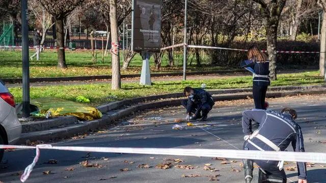 Investimento auto ciclista piazza Giovanni XIII, persona deceduta sul posto, Polizia Locale in loco per i rilievi, 29 Novembre 2021, ANSA/Andrea Fasani