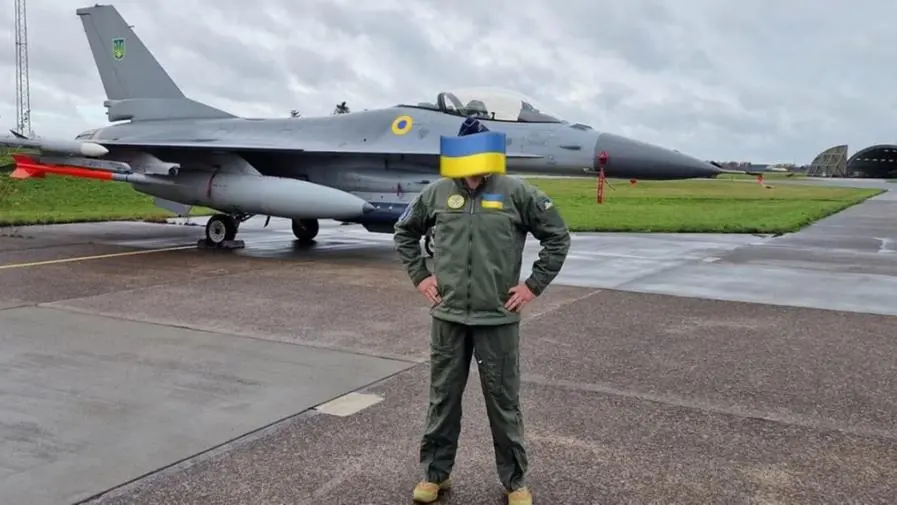 Uno dei primi F16 ucraini con un pilota (la cui identità viene celata) © www.giornaledibrescia.it