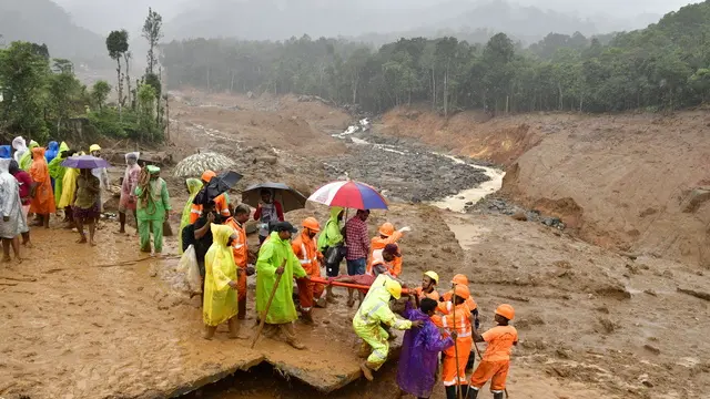 epa11511502 Rescue workers carry the body of a victim as search operations continue following landslides in Mundakai, Chooralmala area, Wayanad district, Kerala, southern India, 31 July 2024. The death toll of multiple landslides that hit Kerala’s Wayanad district on 30 July has risen to 158, according to the State Revenue Department. A two-day statewide mourning period was announced on 30 July. EPA/TP BINU