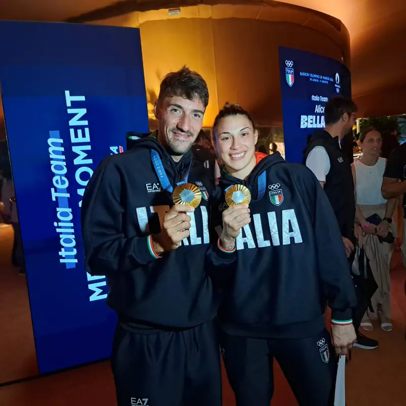 L’1 agosto 2024. La serata a Casa Italia di Giovanni De Gennaro e Alice Bellandi, freschi campioni olimpici: due successi «made in Brescia»
Nel canale. De Gennaro ha finito la sua discesa: gli regalerà l’oro
Sul tatami. Alice Bellandi, in lacrime, subito dopo aver conquistato il titolo
L’1 agosto 2024. La serata a Casa Italia di Giovanni De Gennaro e Alice Bellandi, freschi campioni olimpici: due successi «made in Brescia»
Nel canale. De Gennaro ha finito la sua discesa: gli regalerà l’oro
Sul tatami. Alice Bellandi, in lacrime, subito dopo aver conquistato il titolo
L’1 agosto 2024. La serata a Casa Italia di Giovanni De Gennaro e Alice Bellandi, freschi campioni olimpici: due successi «made in Brescia»
Nel canale. De Gennaro ha finito la sua discesa: gli regalerà l’oro
Sul tatami. Alice Bellandi, in lacrime, subito dopo aver conquistato il titolo