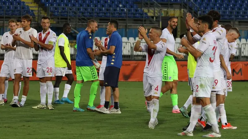 I giocatori applaudono il pubblico dopo il 2-0 sul Genoa - Foto New Reporter Nicoli © www.giornaledibrescia.it