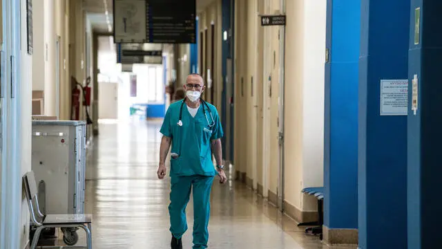 Covid, finisce l'obbligo di mascherine nelle strutture sanitarie ma la maggior parte degli utenti ancora le indossa. Torino, 2 maggio 2023 ANSA/JESSICA PASQUALON
