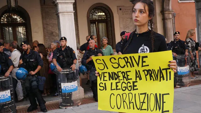 Giovani manifestanti contestano il sindaco di Venezia Luigi Brugnaro, trattenuti da un cordone di Polizia, sotto la sede del Municipio di Mestre, mentre è in corso il Consiglio Comunale straordinario dopo gli arresti per corruzione che ha coinvolto un assessore e alcuni dirigenti comunali, Mestre (VE), 2 agosto 2024. ANSA/ANDREA MEROLA