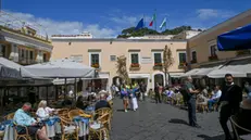 Una veduta della piazzetta di Capri, 23 aprile 2024 ANSA/ CIRO FUSCO