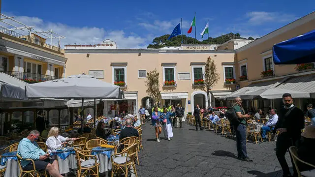 Una veduta della piazzetta di Capri, 23 aprile 2024 ANSA/ CIRO FUSCO