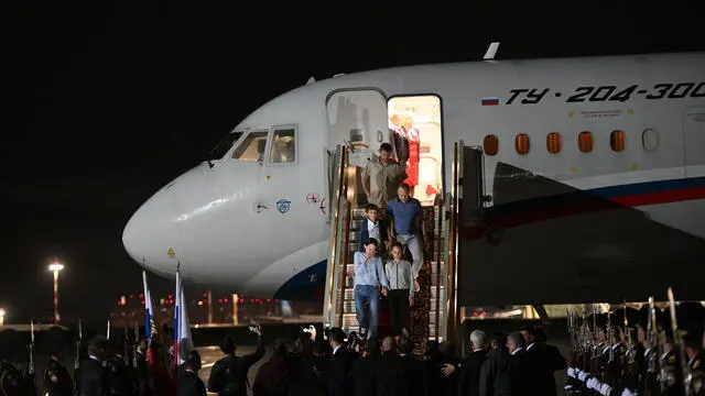 epa11517313 Russian citizens released after the Russian-US prisoner swap in Turkiye disembark from a plane at an airport in Moscow, Russia, 01 August 2024. On August 01, Ankara hosted the Russian-US exchange of 26 individuals held in prisons in the United States, Germany, Poland, Slovenia, Norway, Russia, and Belarus. Ten of the prisoners exchanged, including two minors, went to Russia, 13 to Germany, and three to the US. Those returned to Russia include Artem and Anna Dultsev with their children, Vadim Krasikov, Pavel Rubtsov, Mikhail Mikushin, Roman Seleznev, Vladislav Klyushin, and Vadim Konoshchenok. EPA/KIRILL ZYKOV/SPUTNIK/KREMLIN POOL MANDATORY CREDIT