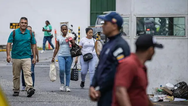 epa11517370 Relatives of those detained during the protests over the election results announced by the National Electoral Council (CNE) wait in line to enter the Zone 7 headquarters of the Bolivarian National Police (CPNB) in Caracas, Venezuela, 01 August 2024. Thousands of citizens protested against the results announced by the National Electoral Council (CNE), which gave President Maduro 51.2 percent of the votes, a figure questioned by the opposition and by a good part of the international community. Opposition leader Maria Corina Machado claims they have obtained enough of the vote tallies to prove they won the presidential elections that took place on 28 July. EPA/HENRY CHIRINOS