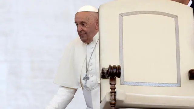 Papa Francesco incontra i ministranti a piazza San Pietro. Città del Vaticano, 30 luglio 2024 ANSA/MASSIMO PERCOSSI