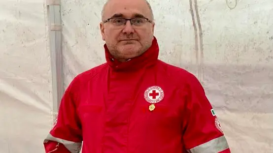 Il presidente della Croce Rossa Italiana, Rosario Valastro, in visita all'hotspot di Lampedusa, che la Croce rossa gestisce dall'1 giugno scorso, 18 Dicembre 2023. ANSA/ELIO DESIDERIO
