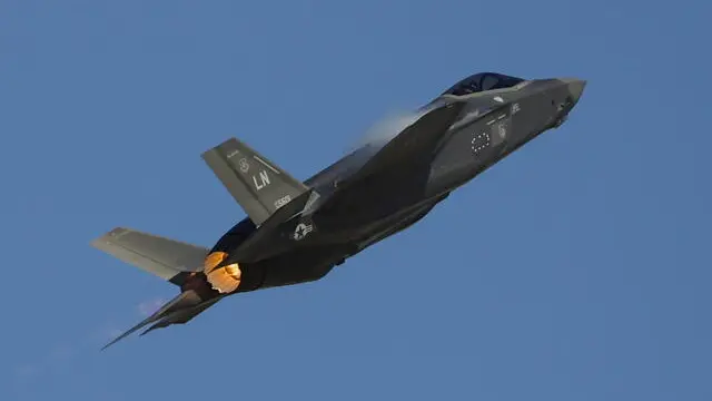 epa10973391 A US F35 fighter during the Dubai Airshow 2023 at Dubai World Central - Al Maktoum International Airport, in Jebel Ali, Dubai, United Arab Emirates, 13 November 2023. The 18th edition of Dubai Airshow 2023 takes place from 13 to 17 November with the participation of around 95 countries and more than 1,400 exhibitors, 180 aircrafts, 300 speakers and 80 startups. EPA/ALI HAIDER