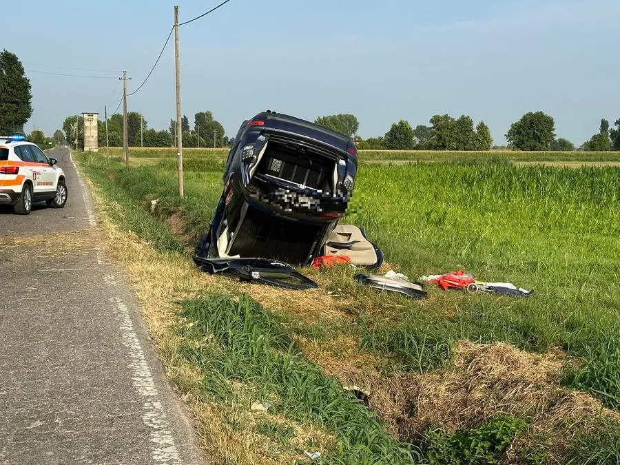 L'auto ribaltata a Leno